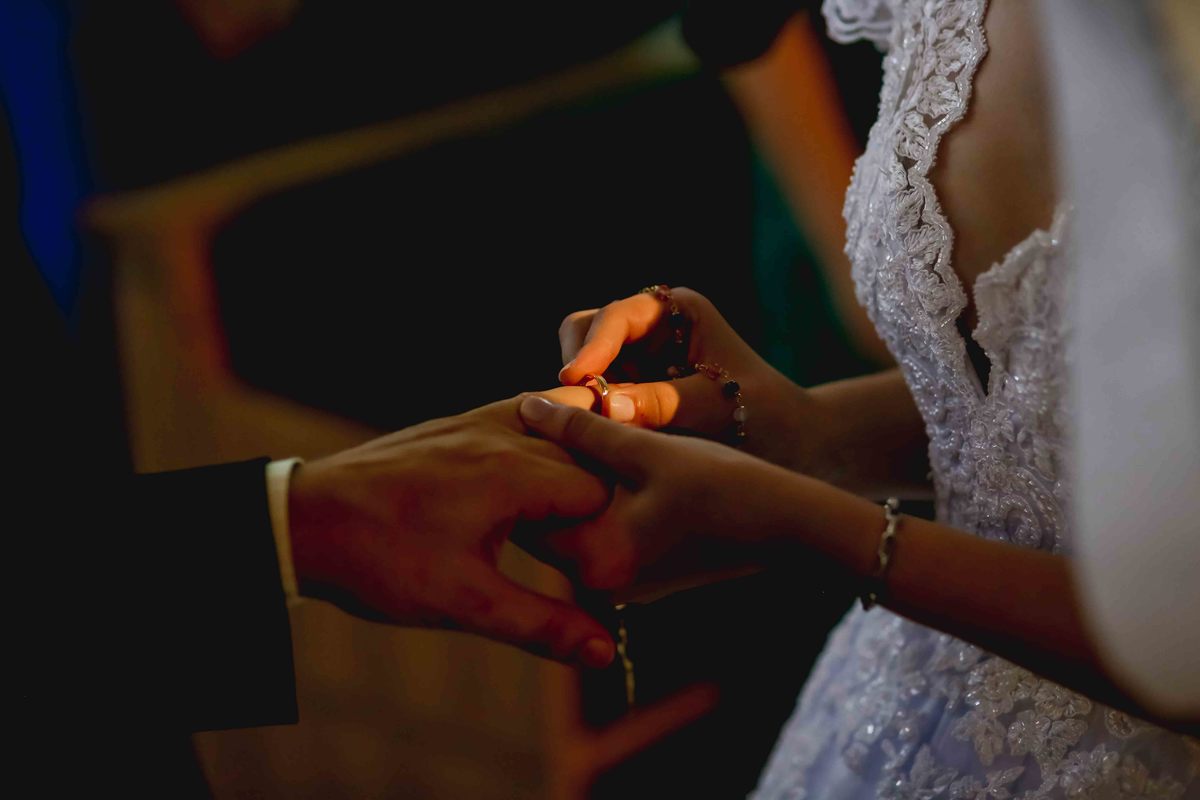 noivos trocam alianças de casamento