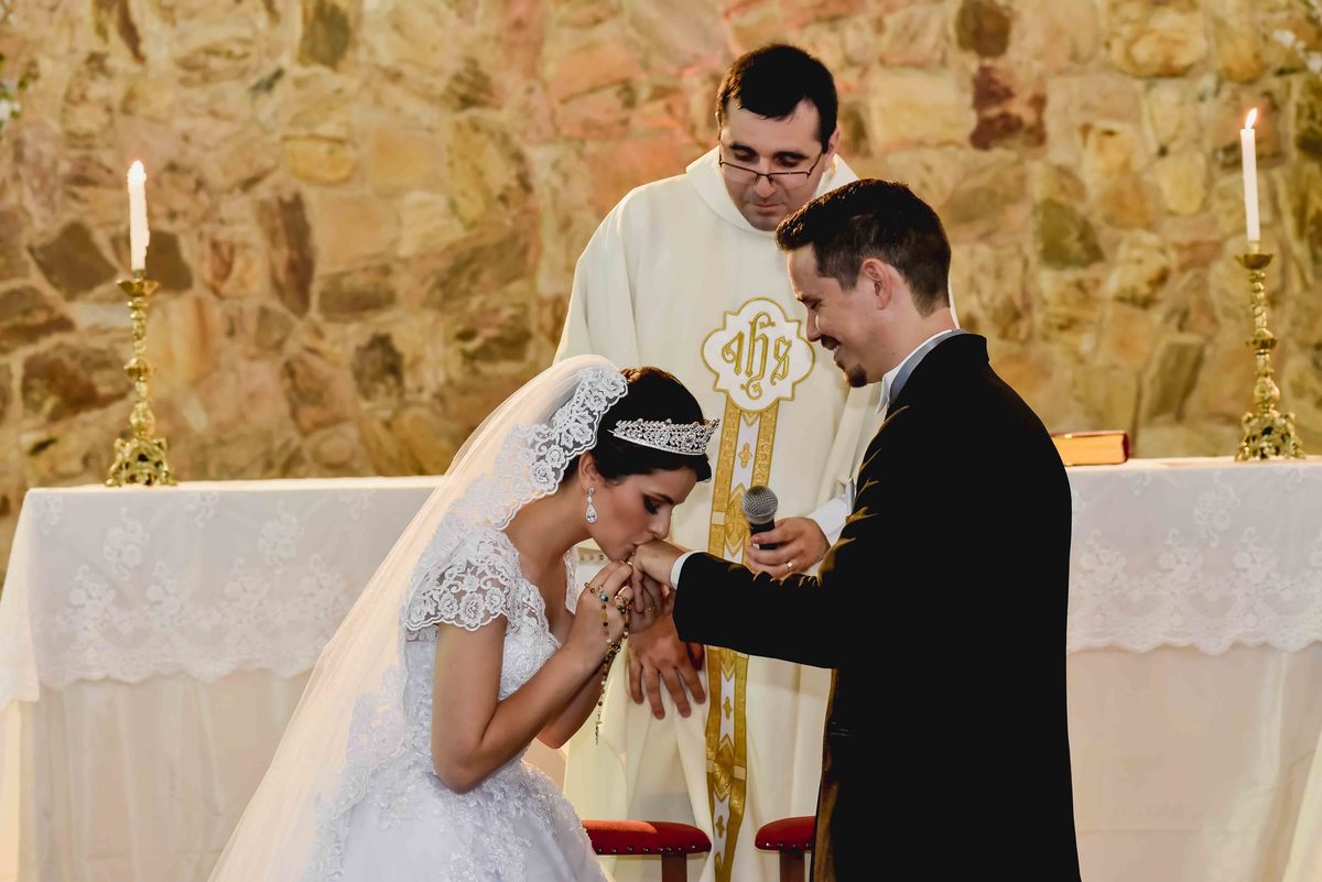 noiva leticia beija a mao do noivo