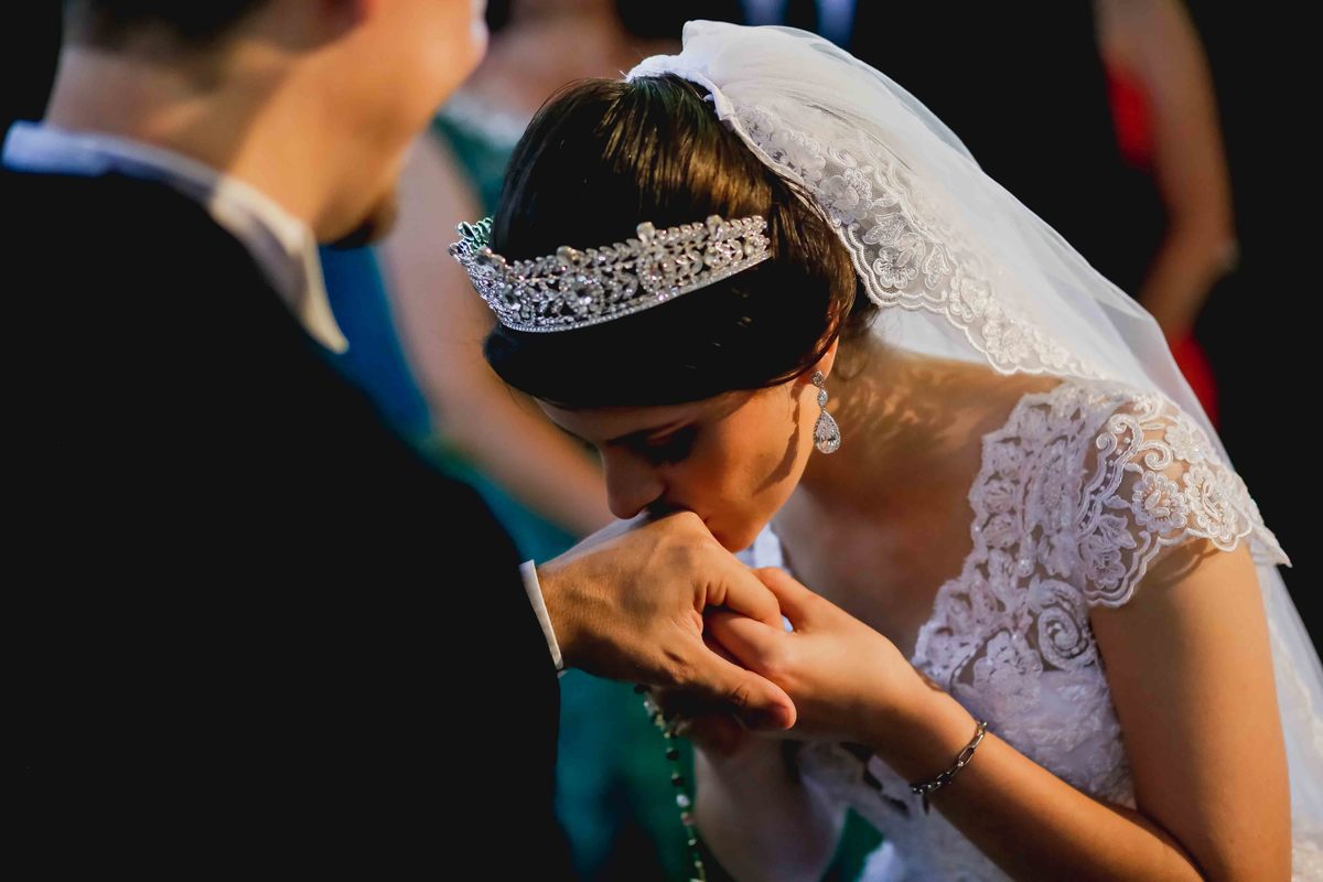 beijo na mao do noivo marcus