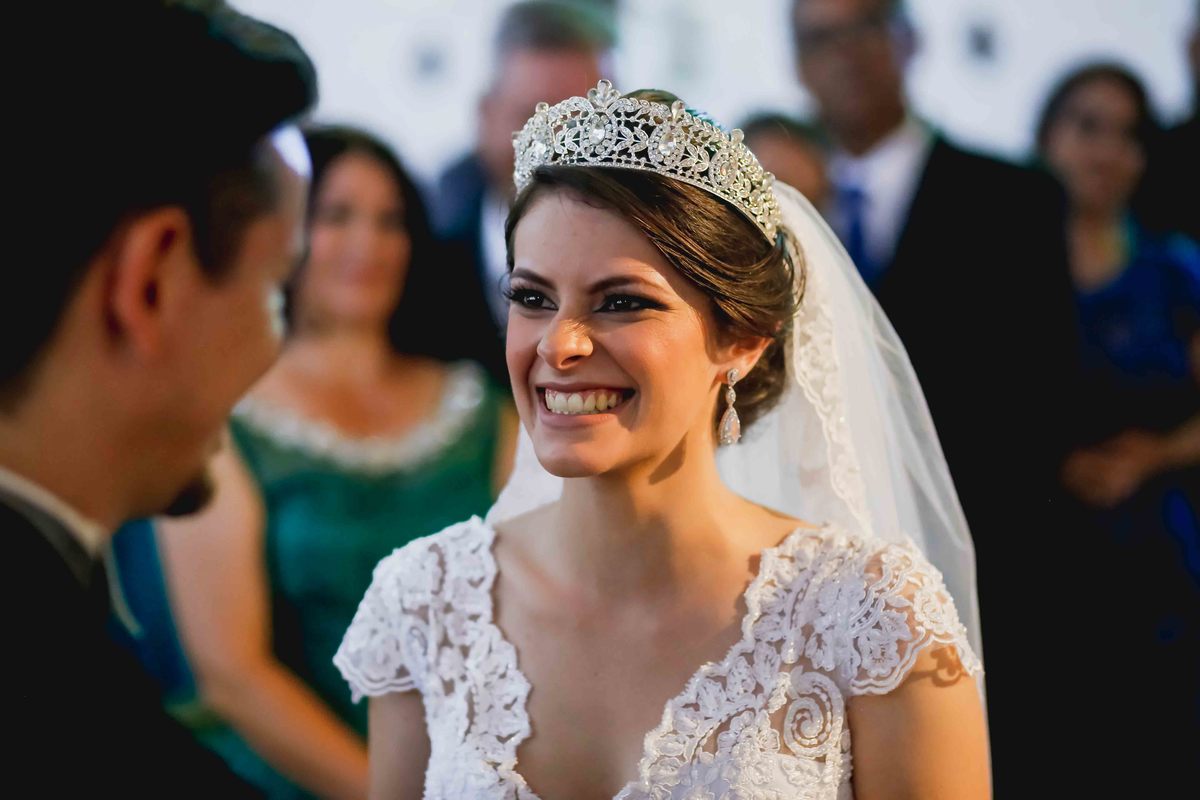 noiva leticia sorrindo em cerimonia