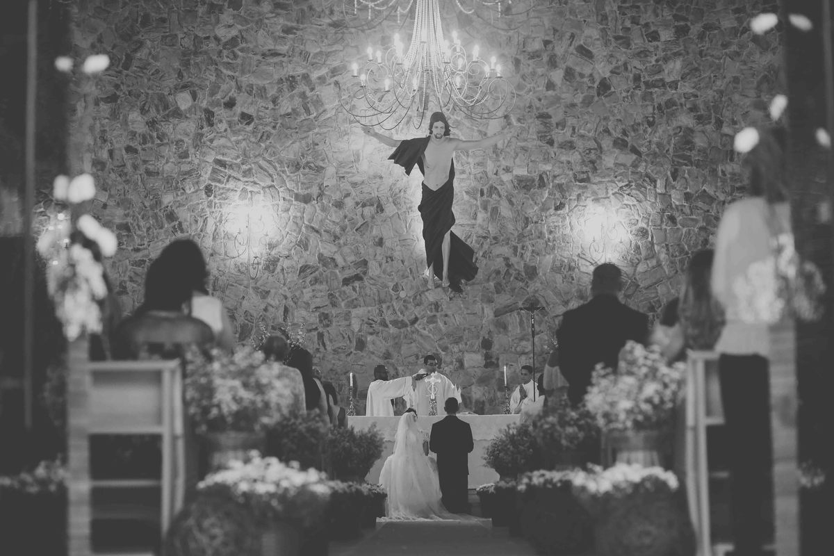 foto preto e branco de noivos de joelhos em igreja em sp