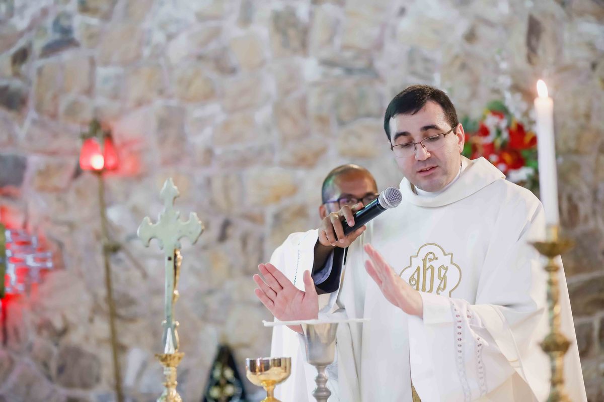 padre realiza cerimonia