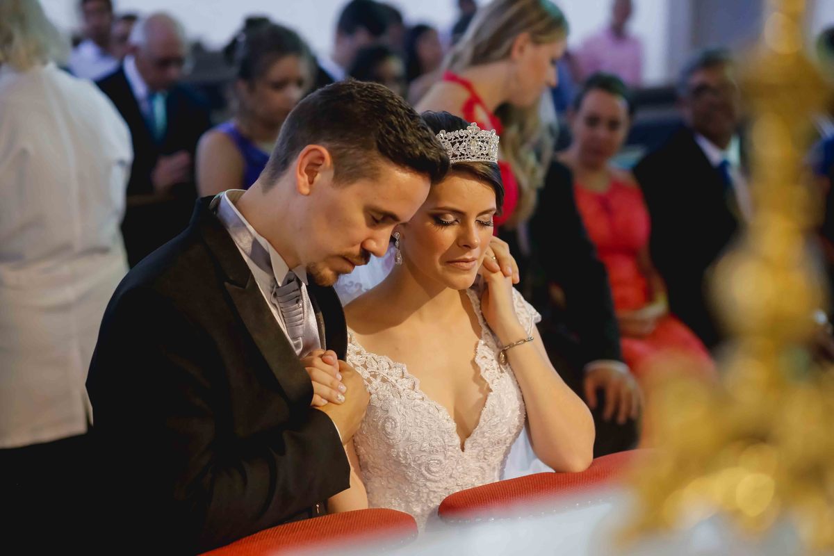 noivos abraçados em cerimonia de casamento