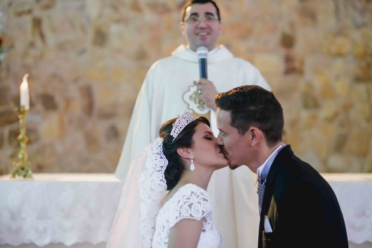 beijo dos noivos emcerimonia em igreja em cotia sp