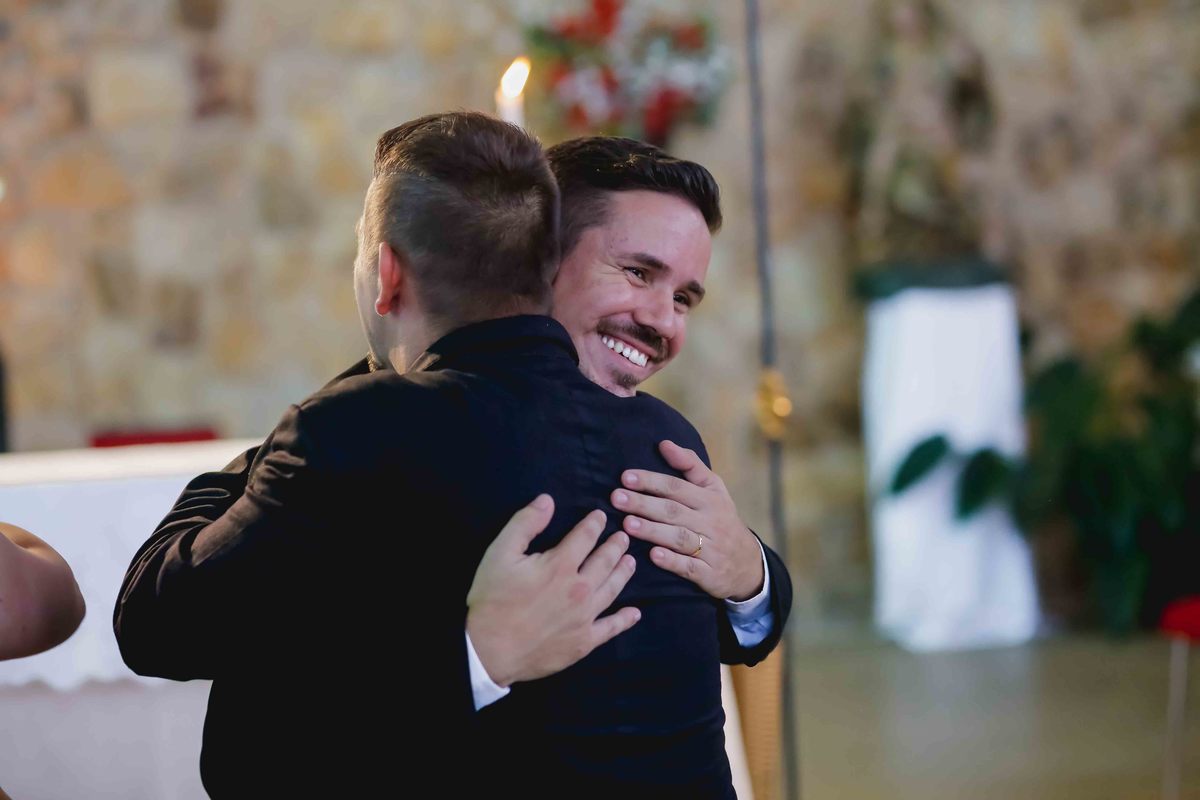 noivo recebe abraço