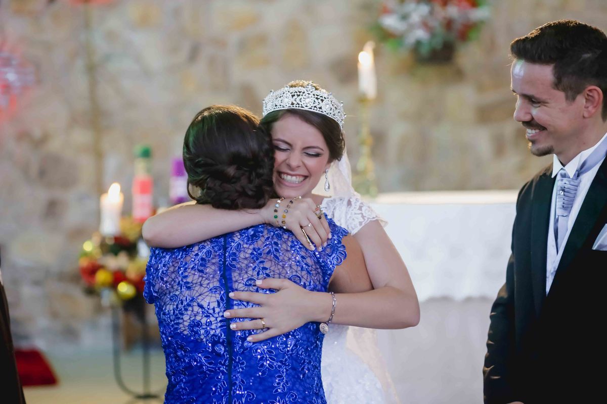 noiva recebe carinho de madrinha