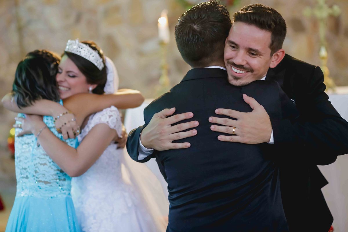 noivos recebem cumprimentos de padrinhos