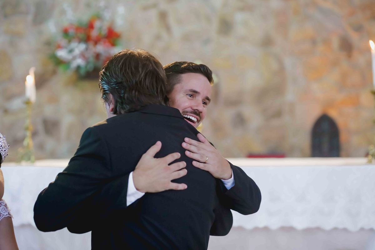 noivo marcus recebe cumprimento