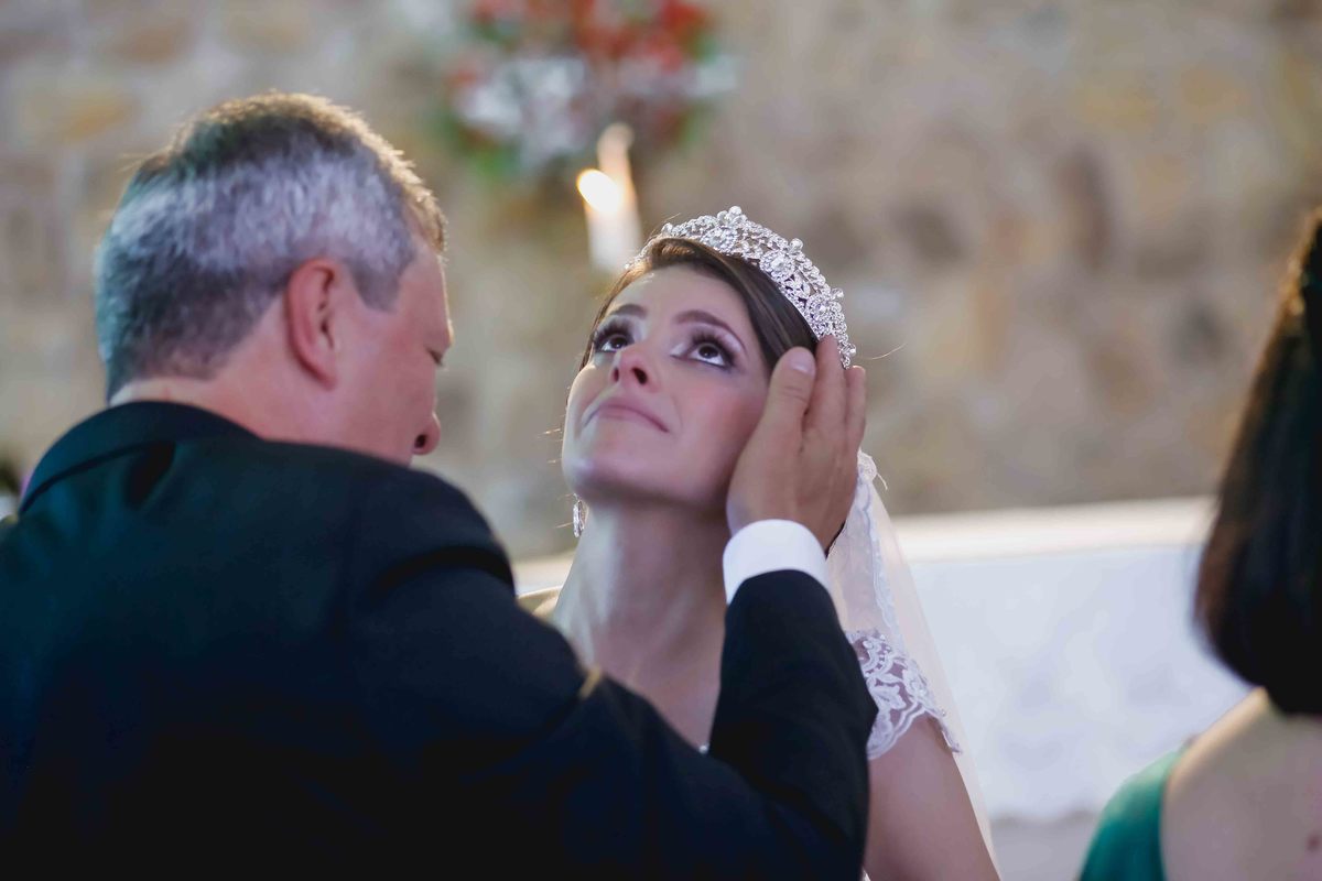 noiva leticia emocionada com o pai