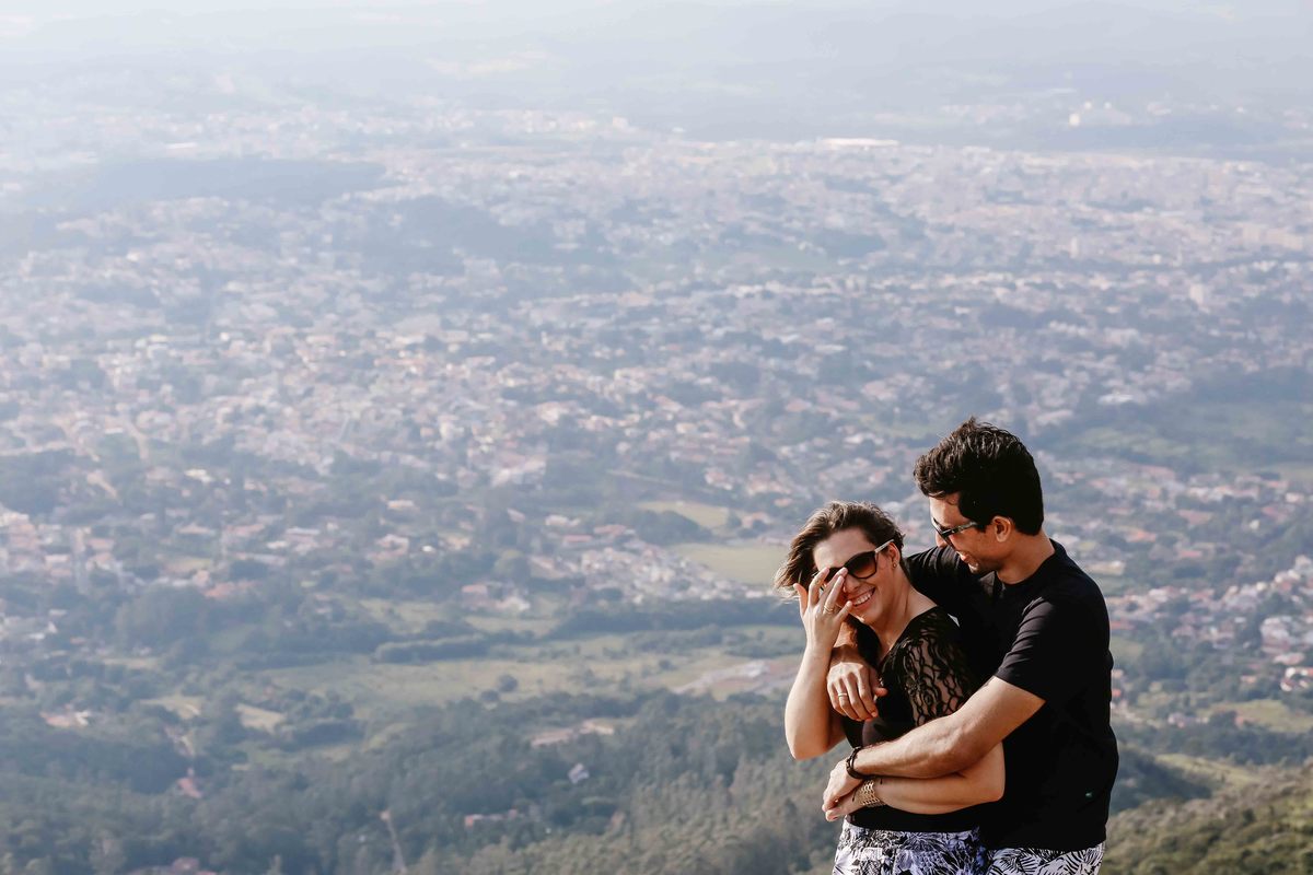 casal sorrindo em fotos pre casamento