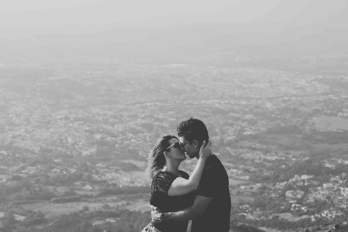beijo de casal de noivos em sessao de fotos pre wedding