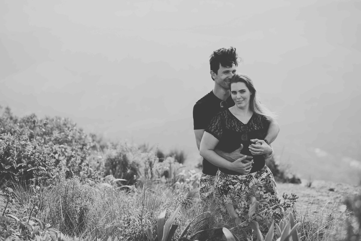 foto preto e branco de casal na pedra grande em atibaia