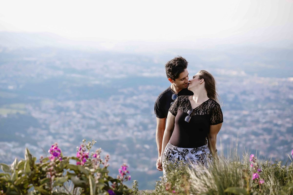 beijo de casal de noivos em ensaio pre casamento