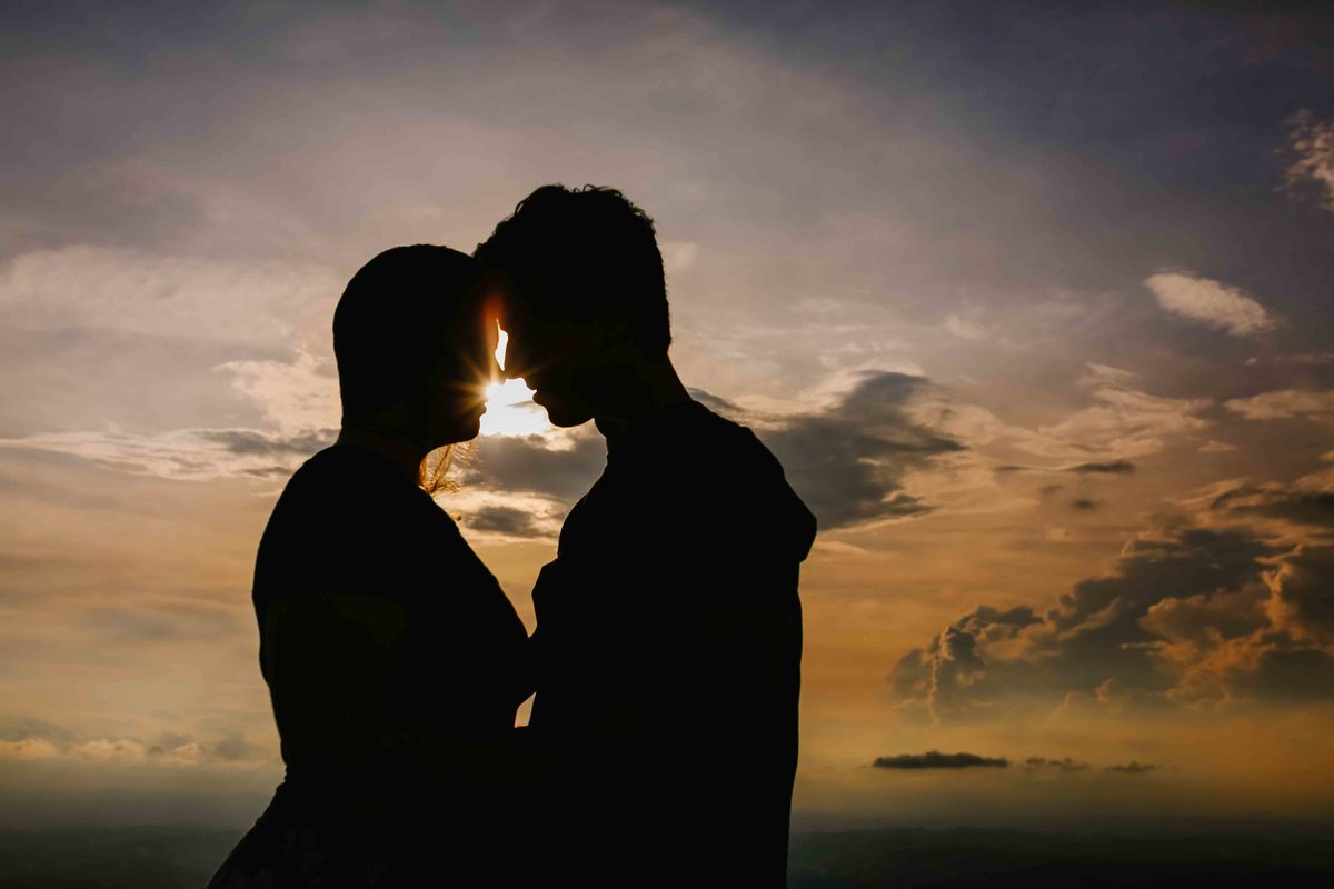 casal de noivos barbara e vinicius em por do sol em sessao de fotos