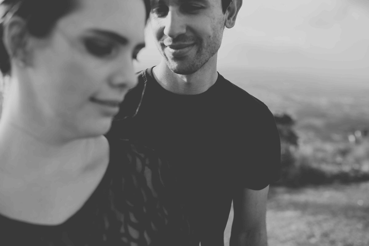 foto preto e branco de casal em ensaio pre wedding