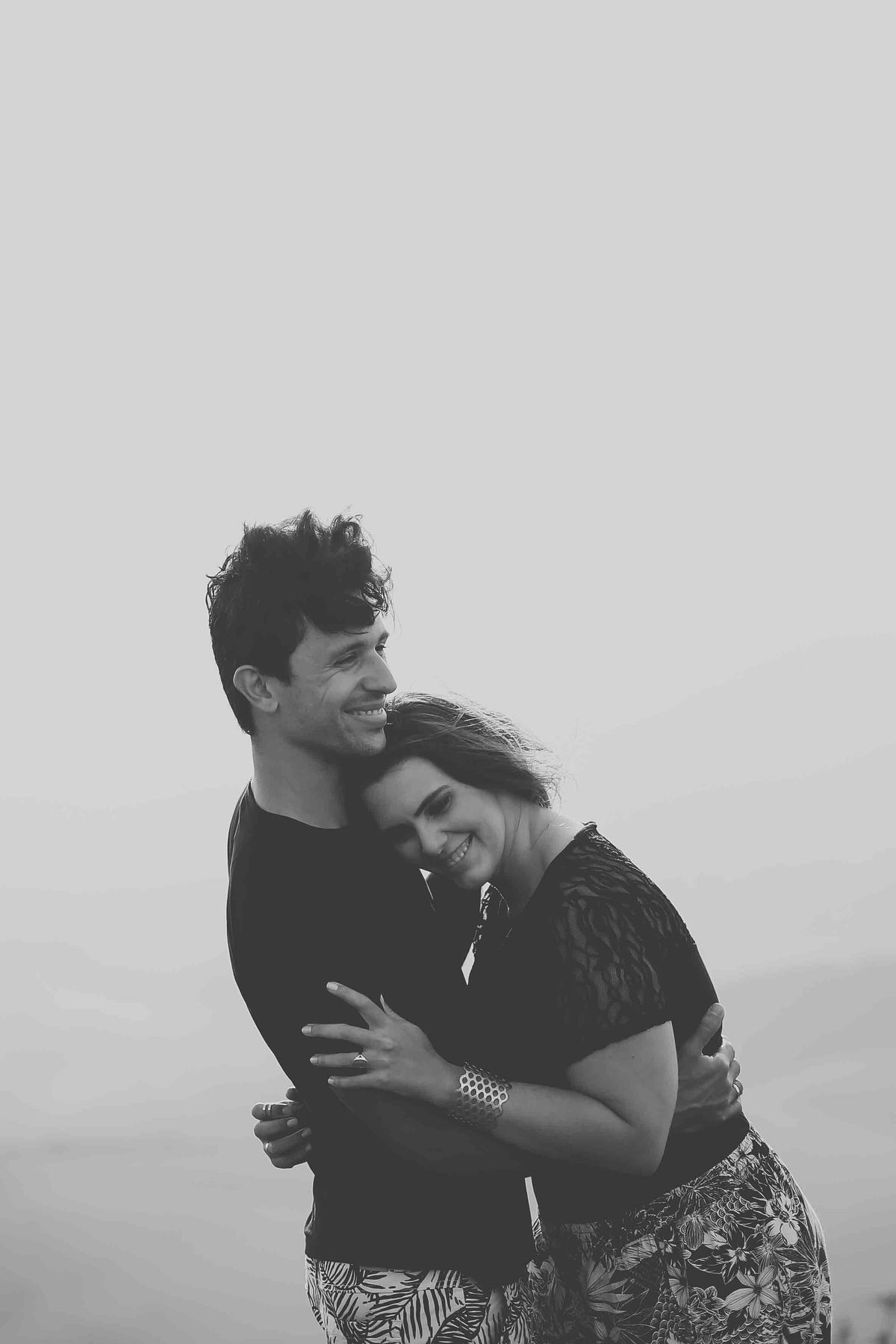 foto preto e branco de casal namorando