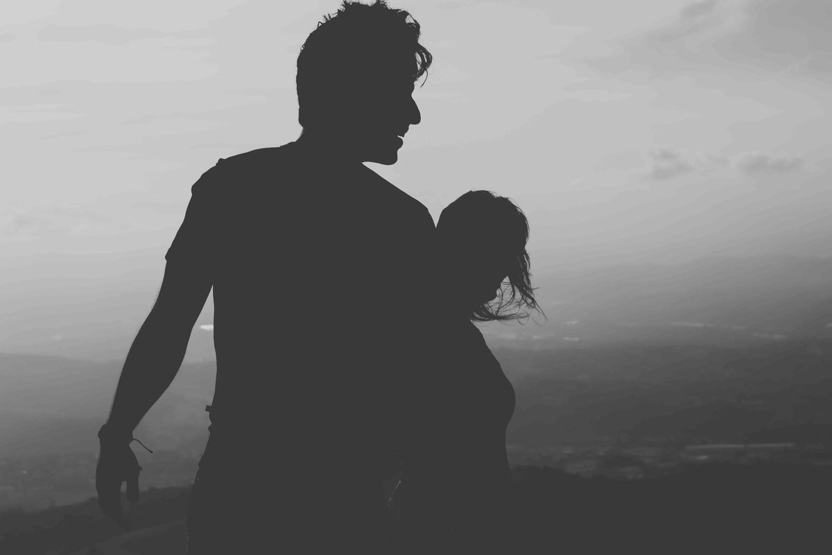 foto preto e branco da silueta de casal de noivos em ensaio