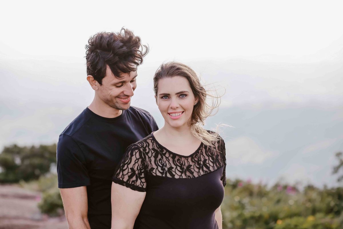 casal de noivos sorrindo durante ensaio pre wedding em atibaia sp
