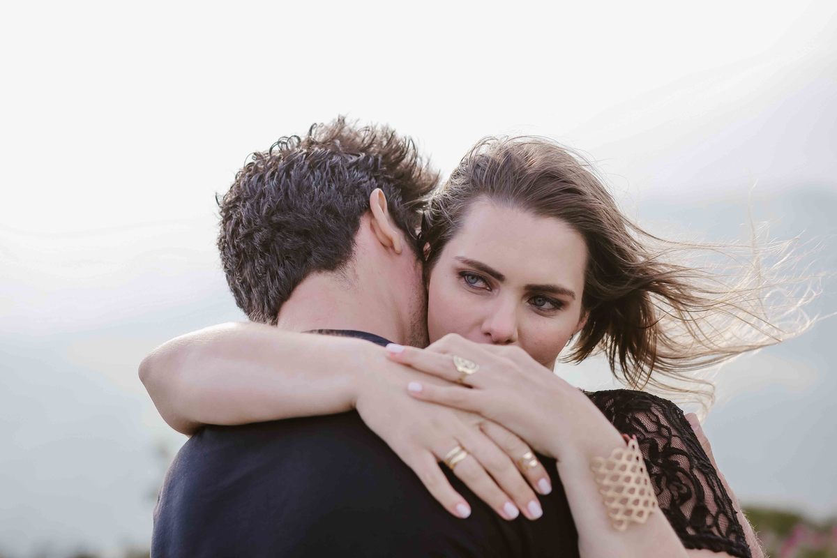 noiva barbara abraça o noivos em fotos pre casamento