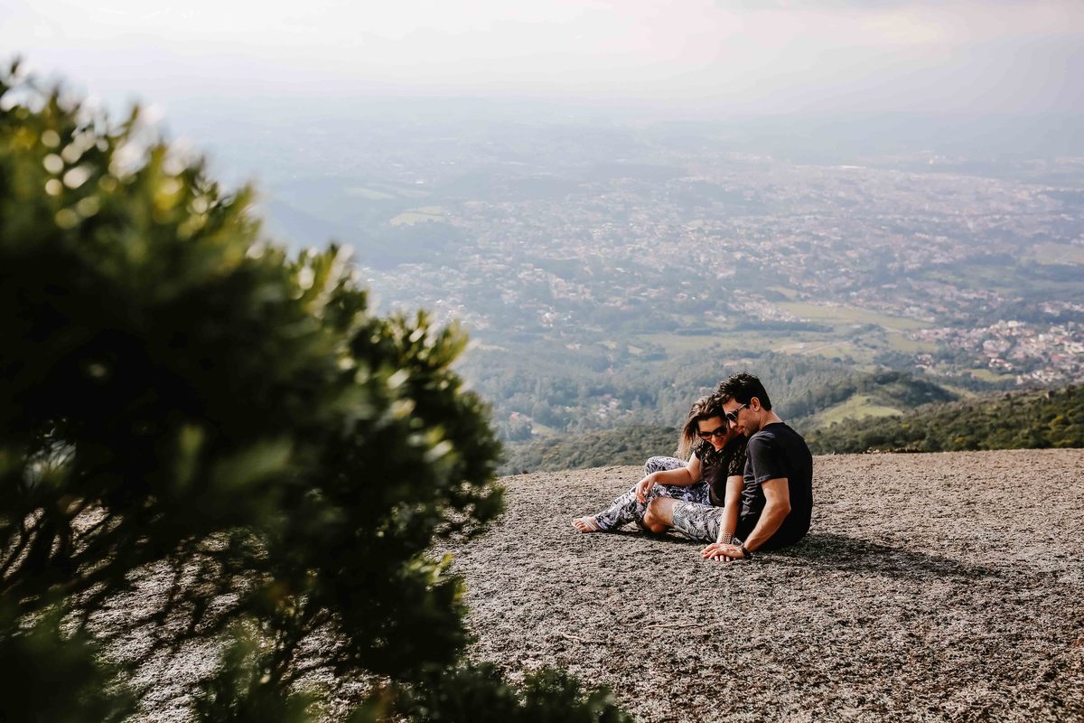 casal de noivos em rocha na pedra grande em atibaia sp