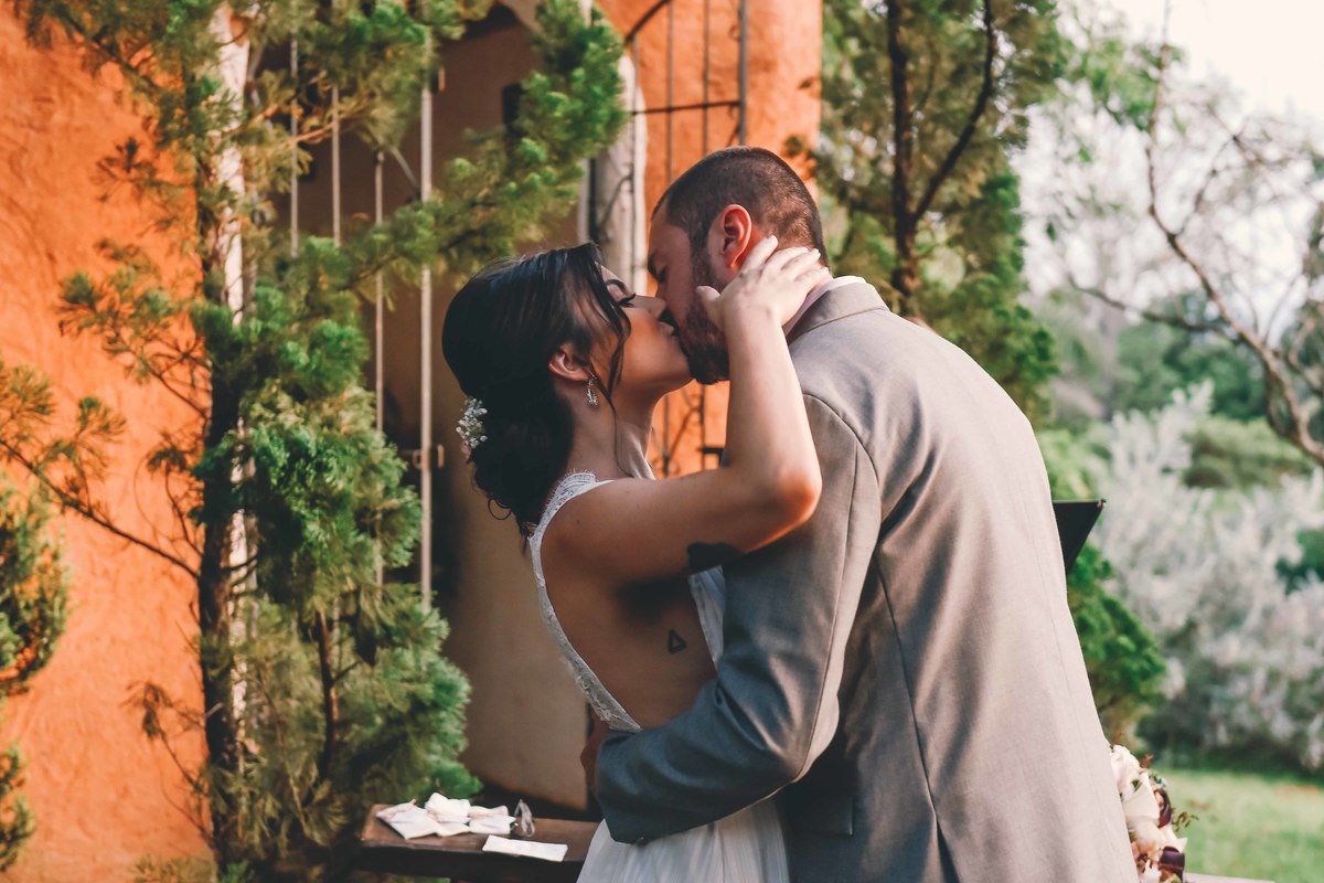 fotografia de casamento na roça em fazenda em caconde sp casal de noivos taina e carlos fotos pelo fotografo denis silveira especializado em casamentos