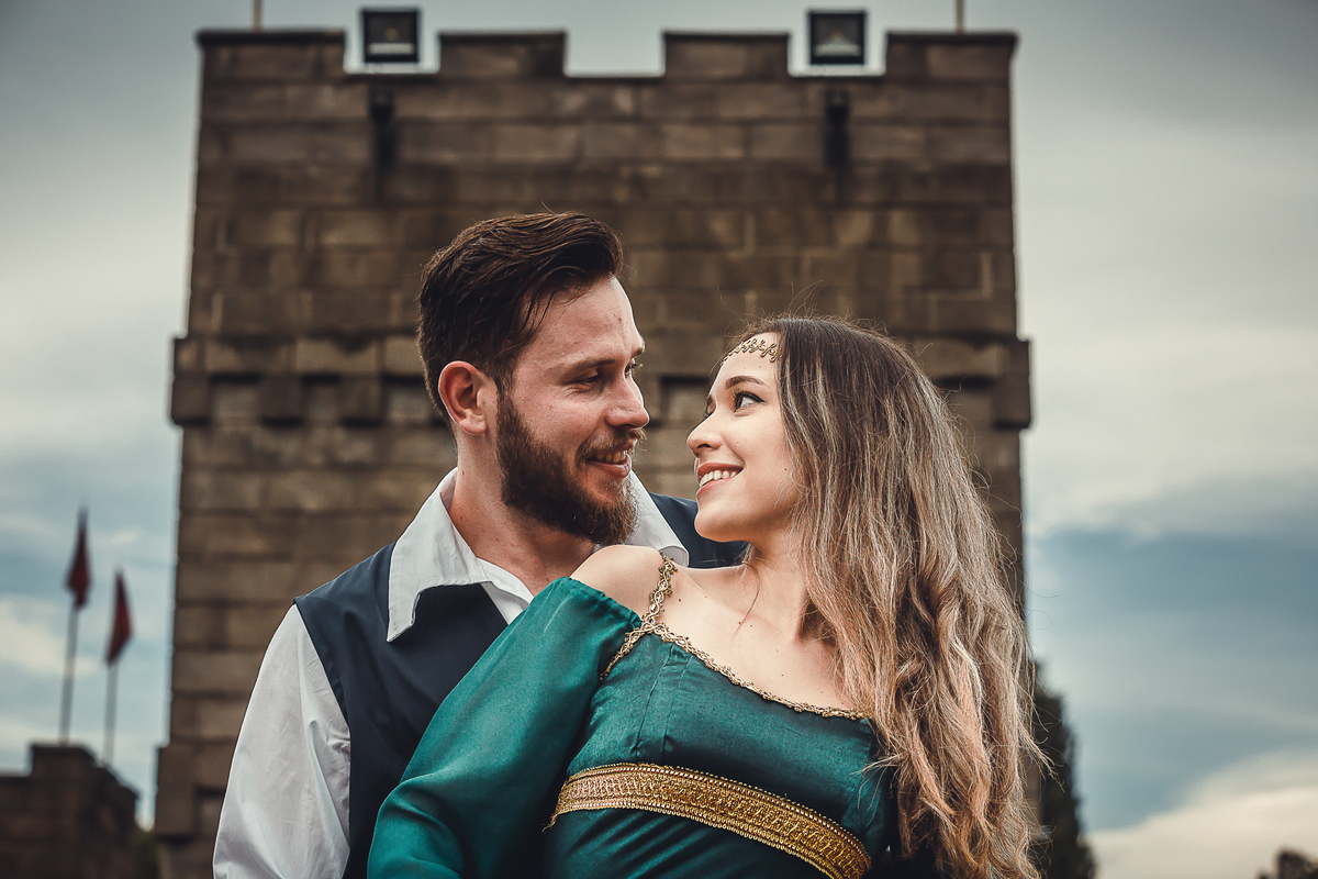 fotos de ensaio de casal pré wedding no tema game of thrones estilo medieval Bianca e Leandro no Castelo dos Vinhais em Vinhedo São Paulo fotografia pelo fotografo Denis Silveira Fotografia