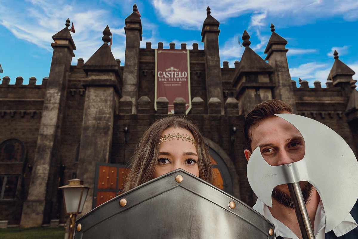fotos de ensaio de casal pré wedding no tema game of thrones estilo medieval Bianca e Leandro no Castelo dos Vinhais em Vinhedo São Paulo fotografia pelo fotografo Denis Silveira Fotografia