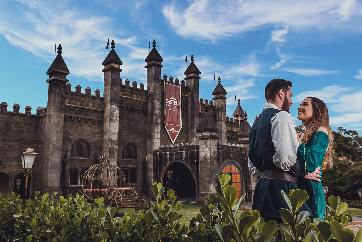 fotos de ensaio de casal pré wedding no tema game of thrones estilo medieval Bianca e Leandro no Castelo dos Vinhais em Vinhedo São Paulo fotografia pelo fotografo Denis Silveira Fotografia