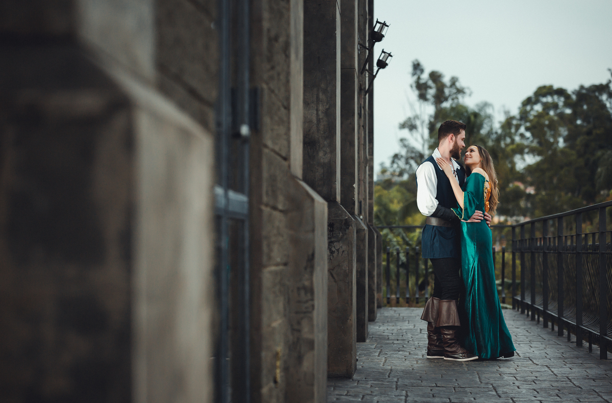fotos de ensaio de casal pré wedding no tema game of thrones estilo medieval Bianca e Leandro no Castelo dos Vinhais em Vinhedo São Paulo fotografia pelo fotografo Denis Silveira Fotografia