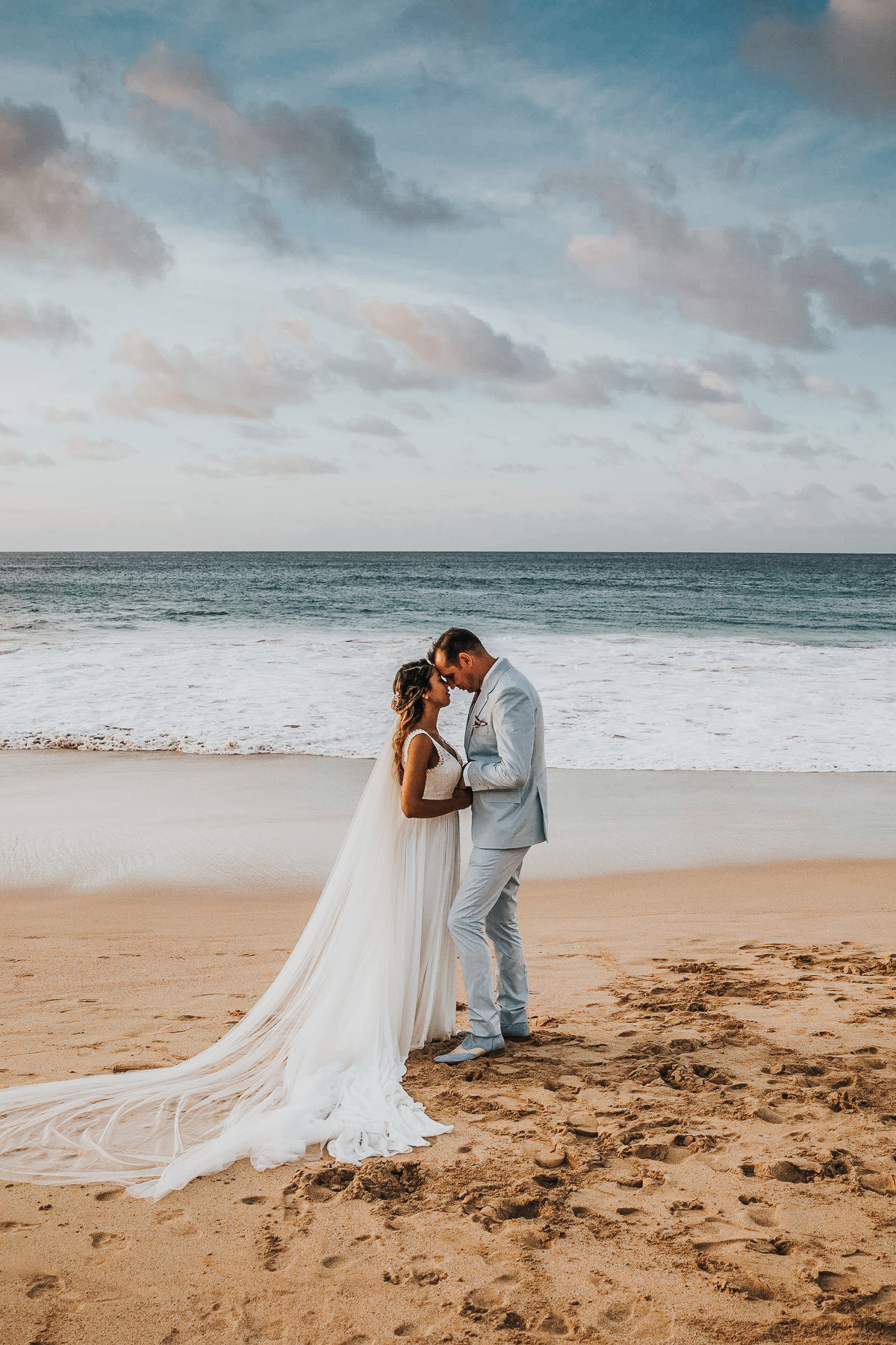 fotos de casamento na praia na ilha de Fernando de Noronha no Brasil do casal de noivos nicoly e jose pelo fotografo Denis Silveira Fotografia Casamento pé na areia equipe de cerimonial casamento noronha