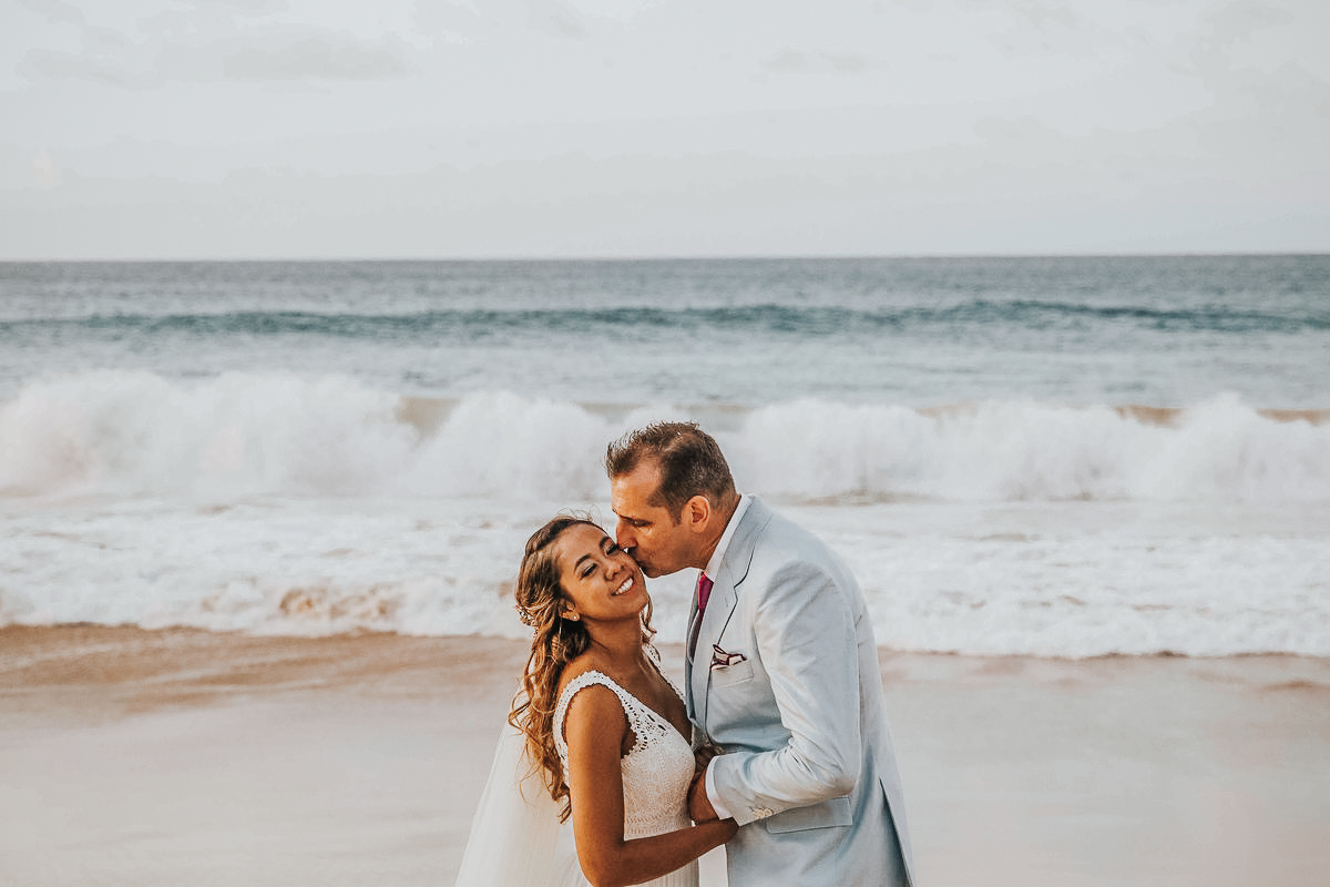 fotos de casamento na praia na ilha de Fernando de Noronha no Brasil do casal de noivos nicoly e jose pelo fotografo Denis Silveira Fotografia Casamento pé na areia equipe de cerimonial casamento noronha