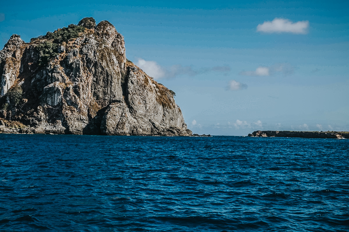 fotos de casamento na praia na ilha de Fernando de Noronha no Brasil do casal de noivos nicoly e jose pelo fotografo Denis Silveira Fotografia Casamento pé na areia equipe de cerimonial casamento noronha