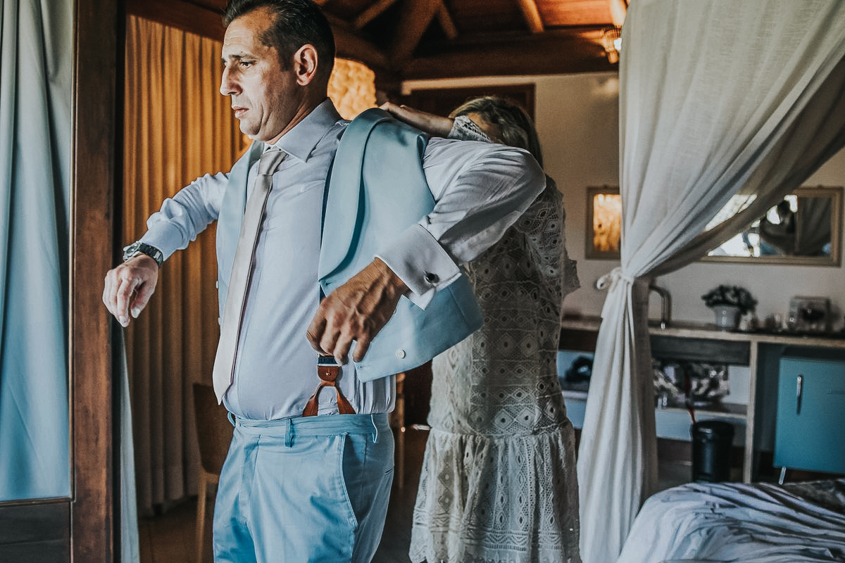 fotos de casamento na praia na ilha de Fernando de Noronha no Brasil do casal de noivos nicoly e jose pelo fotografo Denis Silveira Fotografia Casamento pé na areia equipe de cerimonial casamento noronha