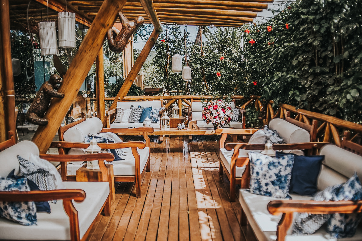 fotos de casamento na praia na ilha de Fernando de Noronha no Brasil do casal de noivos nicoly e jose pelo fotografo Denis Silveira Fotografia Casamento pé na areia equipe de cerimonial casamento noronha