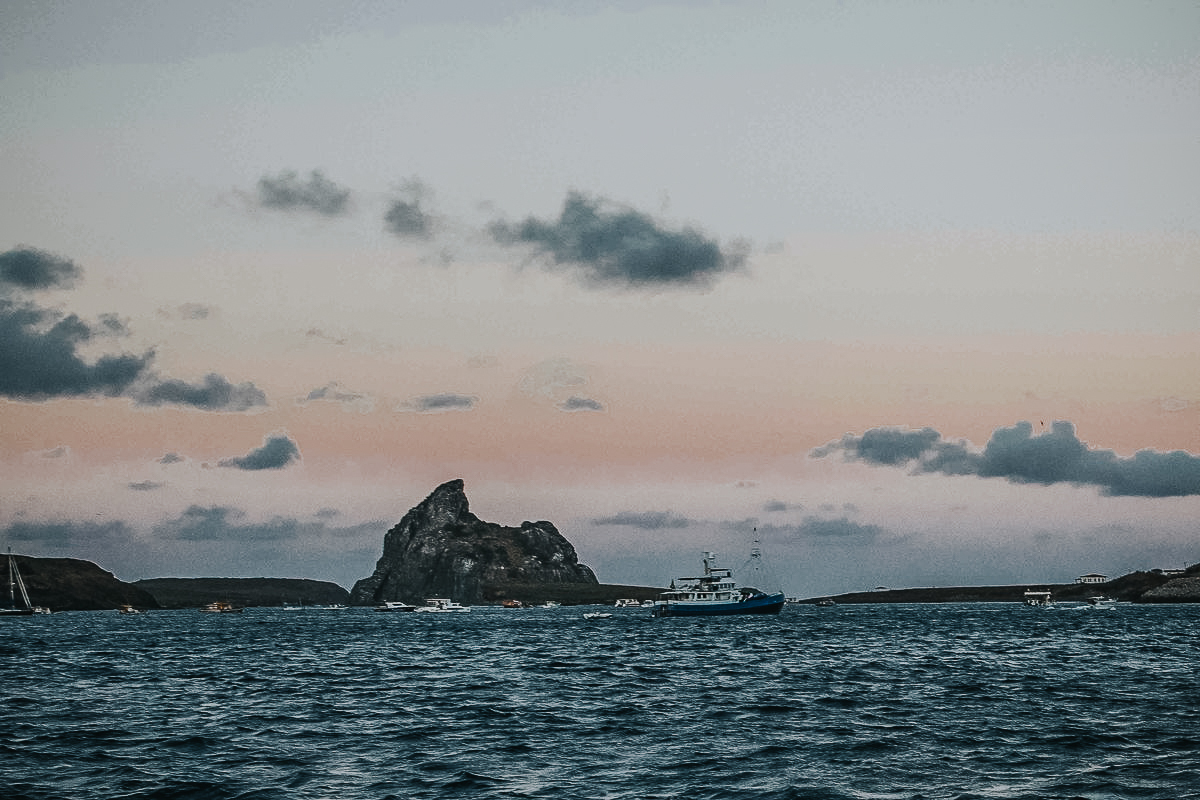 fotos de casamento na praia na ilha de Fernando de Noronha no Brasil do casal de noivos nicoly e jose pelo fotografo Denis Silveira Fotografia Casamento pé na areia equipe de cerimonial casamento noronha