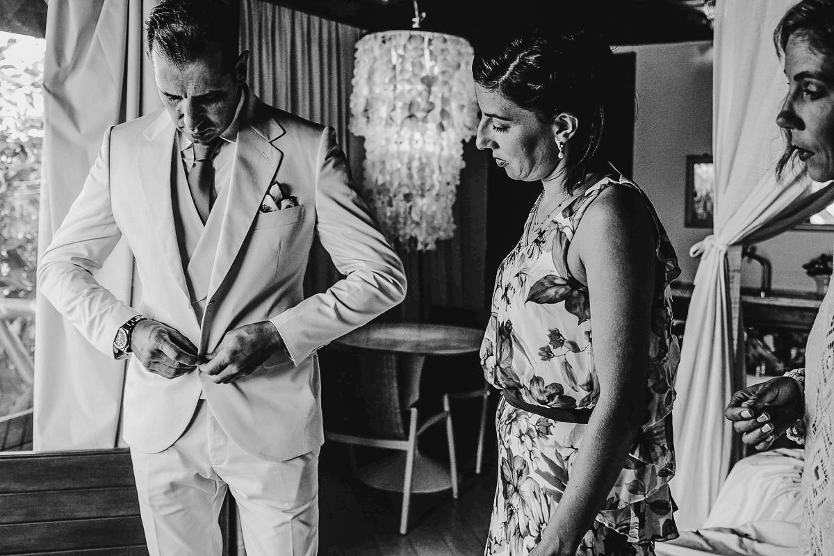 fotos de casamento na praia na ilha de Fernando de Noronha no Brasil do casal de noivos nicoly e jose pelo fotografo Denis Silveira Fotografia Casamento pé na areia equipe de cerimonial casamento noronha