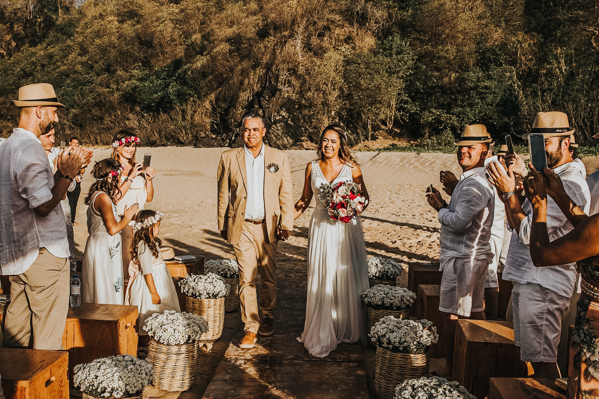 fotos de casamento na praia na ilha de Fernando de Noronha no Brasil do casal de noivos nicoly e jose pelo fotografo Denis Silveira Fotografia Casamento pé na areia equipe de cerimonial casamento noronha