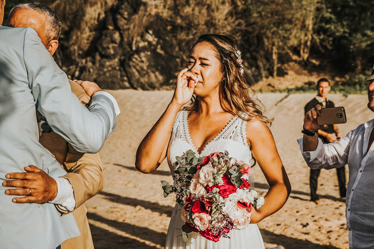 fotos de casamento na praia na ilha de Fernando de Noronha no Brasil do casal de noivos nicoly e jose pelo fotografo Denis Silveira Fotografia Casamento pé na areia equipe de cerimonial casamento noronha