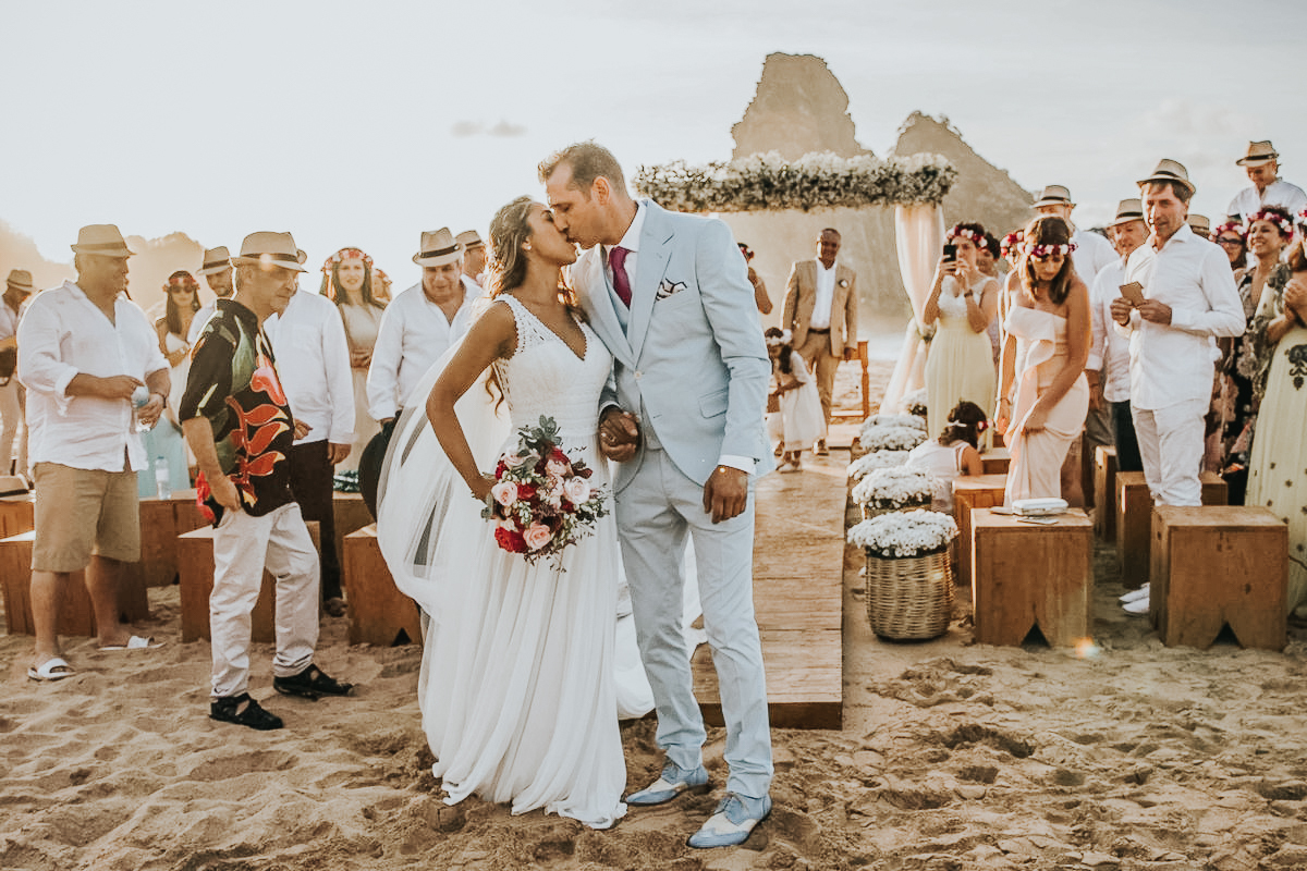 fotos de casamento na praia na ilha de Fernando de Noronha no Brasil do casal de noivos nicoly e jose pelo fotografo Denis Silveira Fotografia Casamento pé na areia equipe de cerimonial casamento noronha