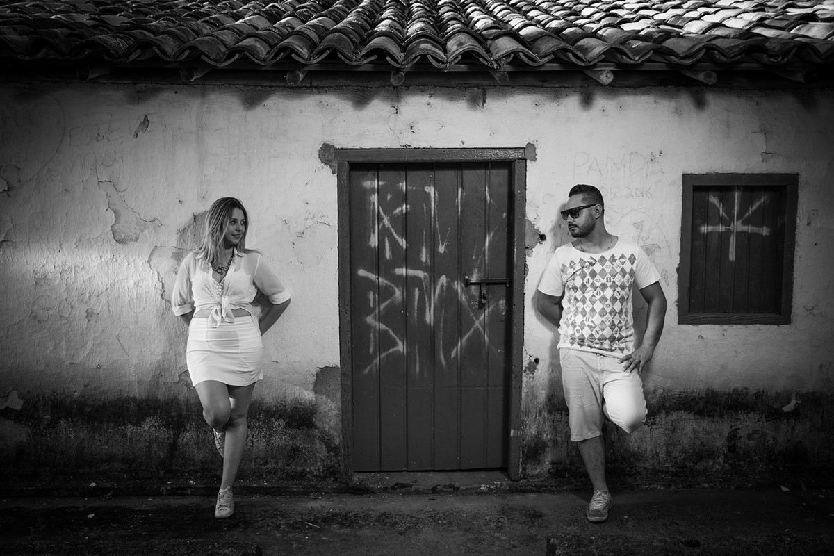 foto de casal de noivos preto e branco em casa antiga em ensaio pre casamento em vinhedo sp