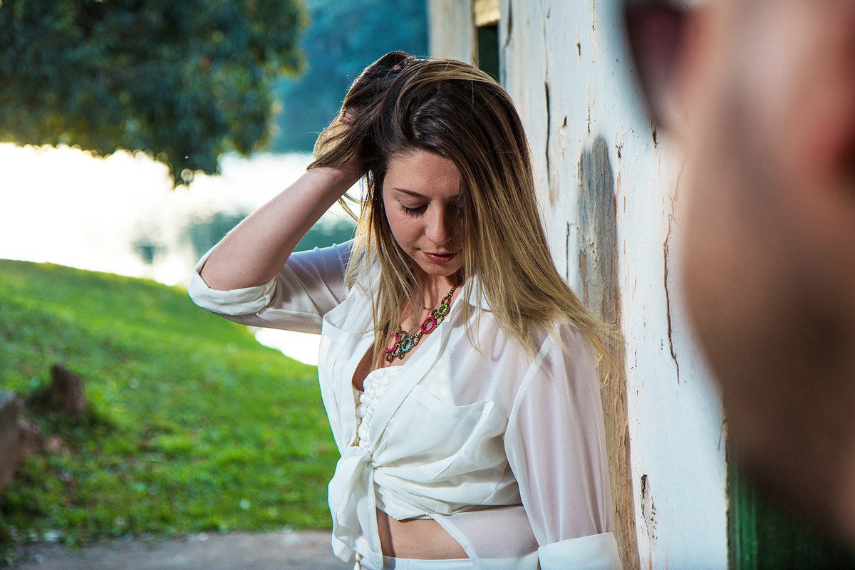 noiva vanessa arrumando o cabelo em ensaio pre casamento em vinhedo sp