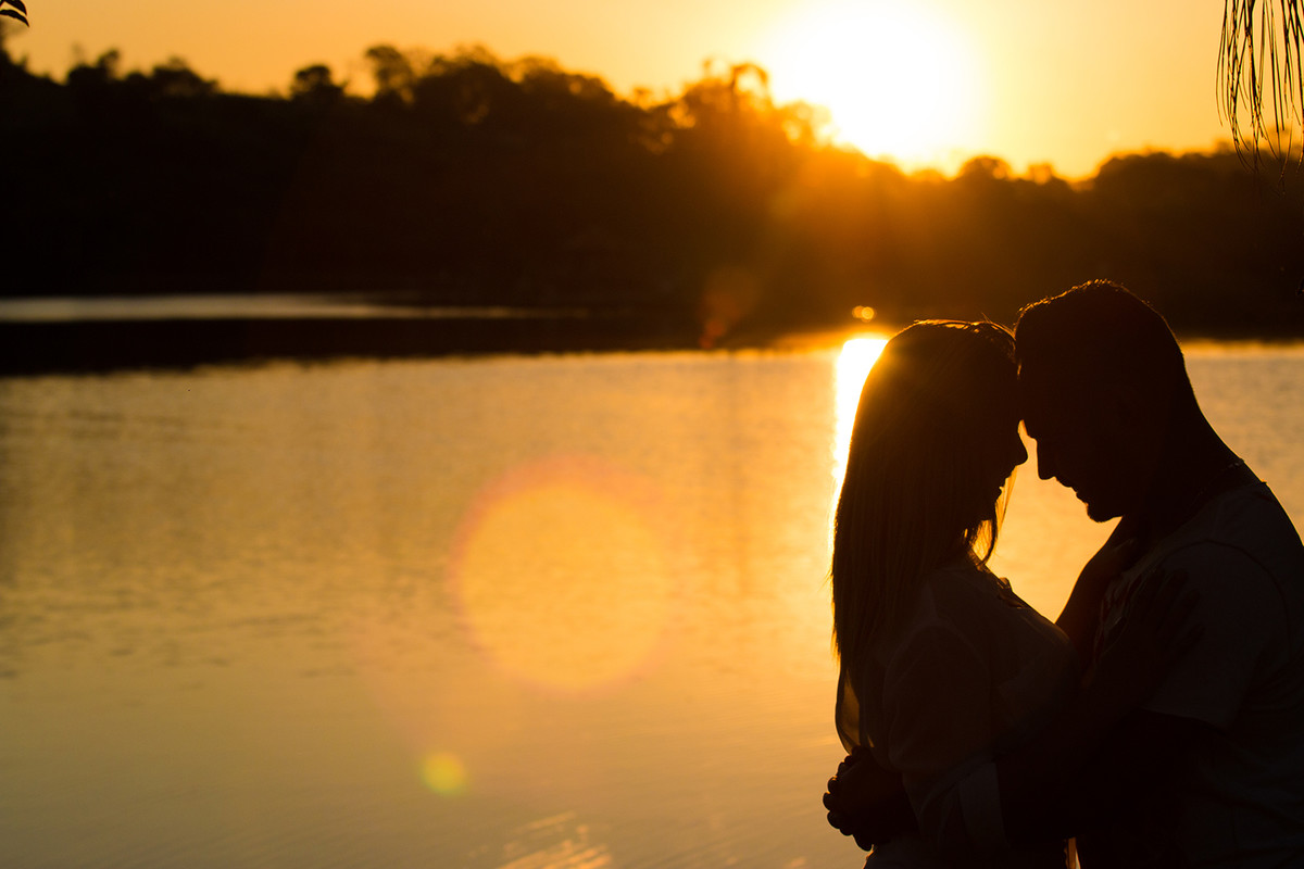 silueta de casal de noivos em por do sol ensaio pre casamento em vinhedo sp