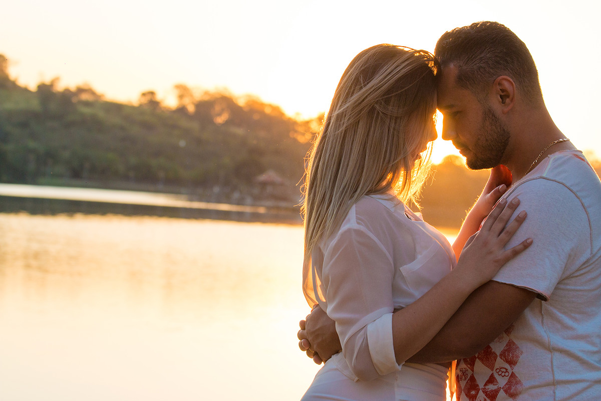 noivos namorando em por do sol em parque em vinhedo sessao de fotos pre casamento