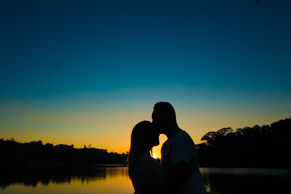 silueta dos noivos em por do sol
