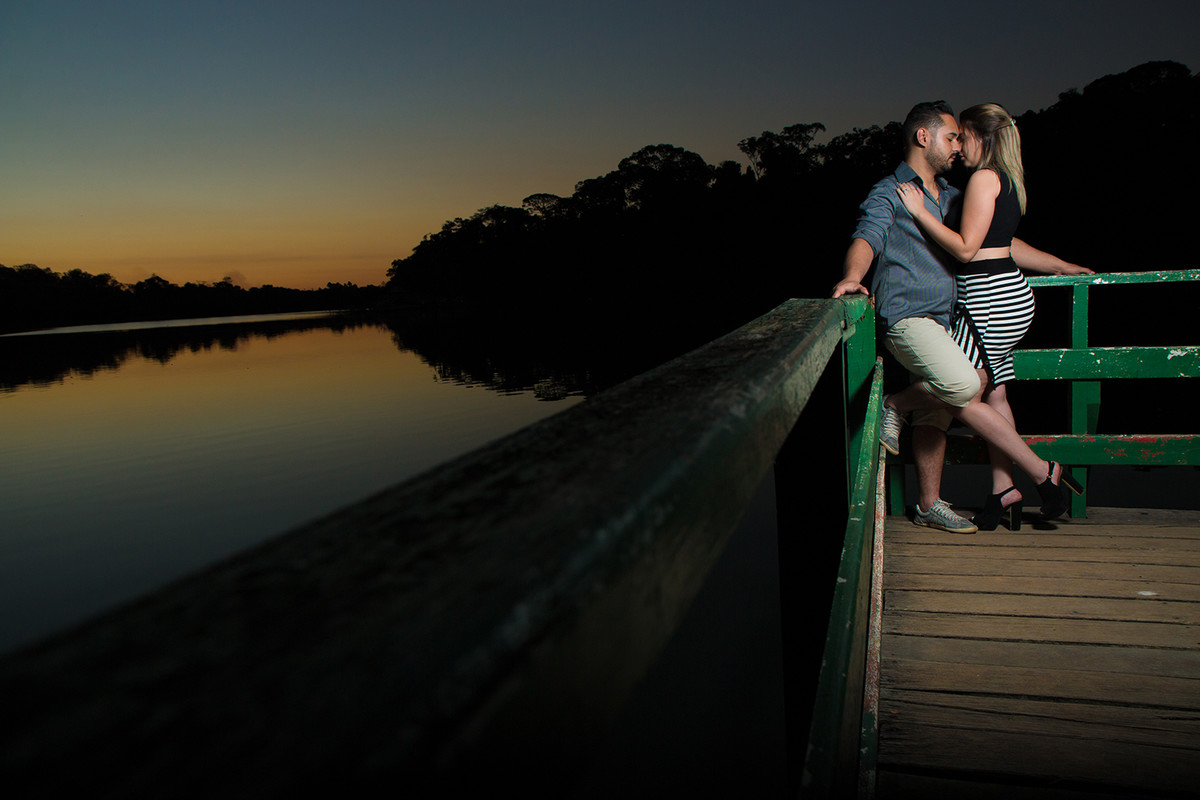 casal de noivos namornado em deck ensaio pre casamento em vinhedo sp