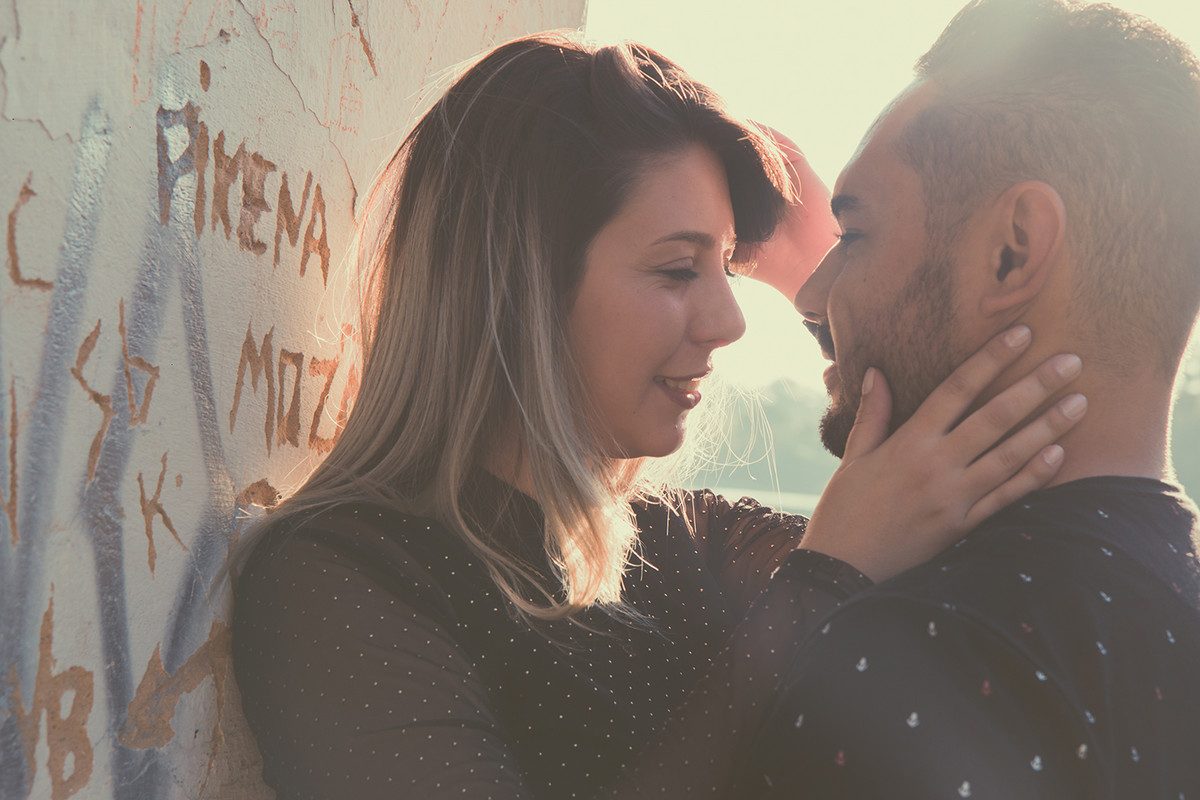 noivos namorando em ensaio pre casamento em vinhedo sp