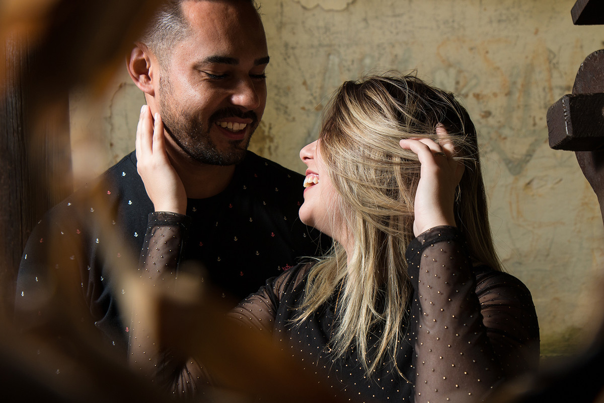 noivos namorando em ensaio pre casamento em parque em vinhedo sp