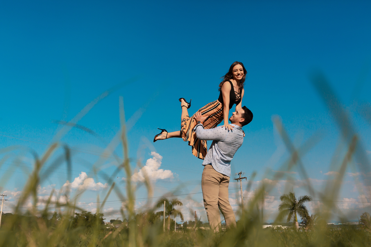 fotos de ensaio pré wedding do casal de noivos regiane e fabio em holambra cidade das flores fotografia pelo fotógrafo denis silveira