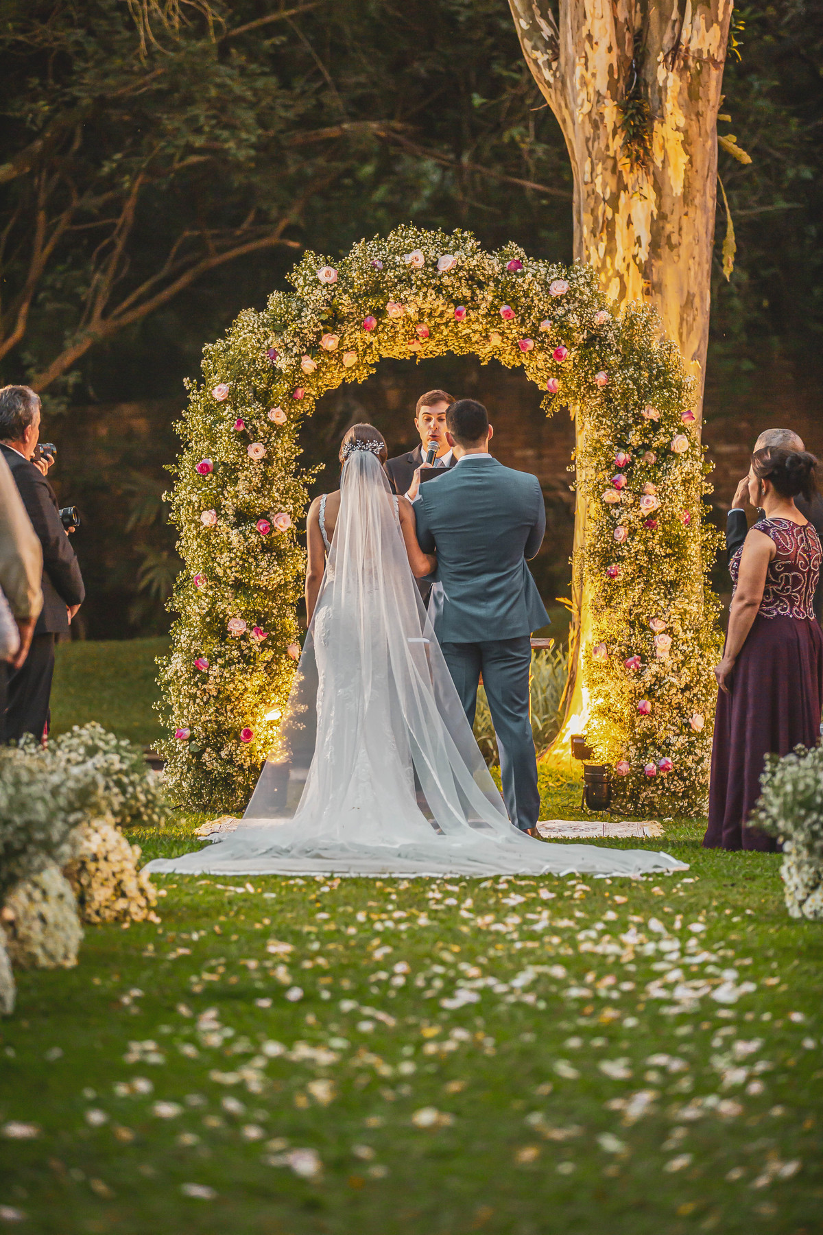 fotos de casamento casal de noivos regiane e fabio no espaco quinta das brumelias em campinas sp pelo fotografo denis silveira especializado em casamentos wedding photography