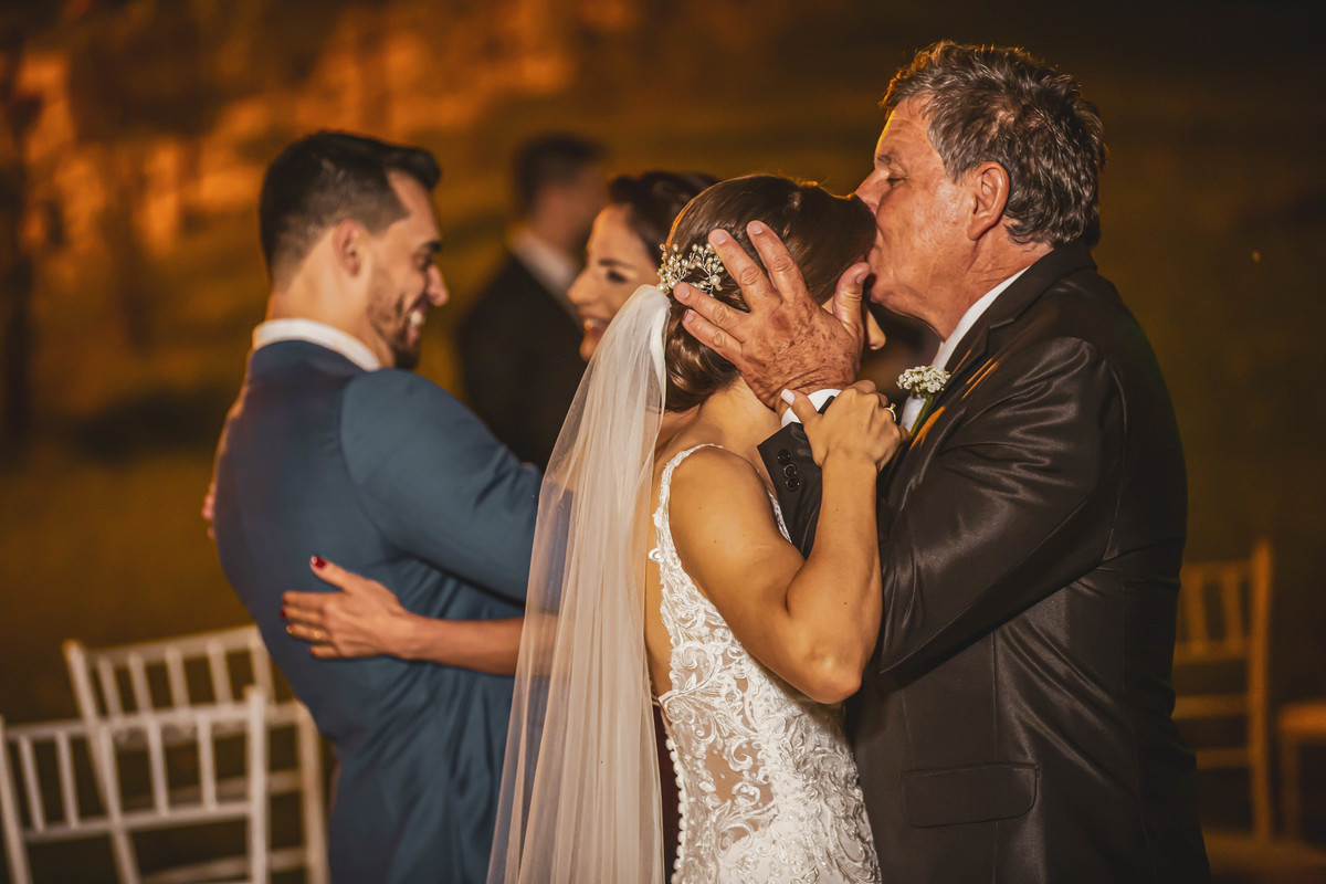 fotos de casamento casal de noivos regiane e fabio no espaco quinta das brumelias em campinas sp pelo fotografo denis silveira especializado em casamentos wedding photography